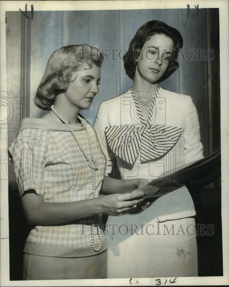1958 Press Photo Evelyn Komma and Gail Gritter look over Maroon tabloid.