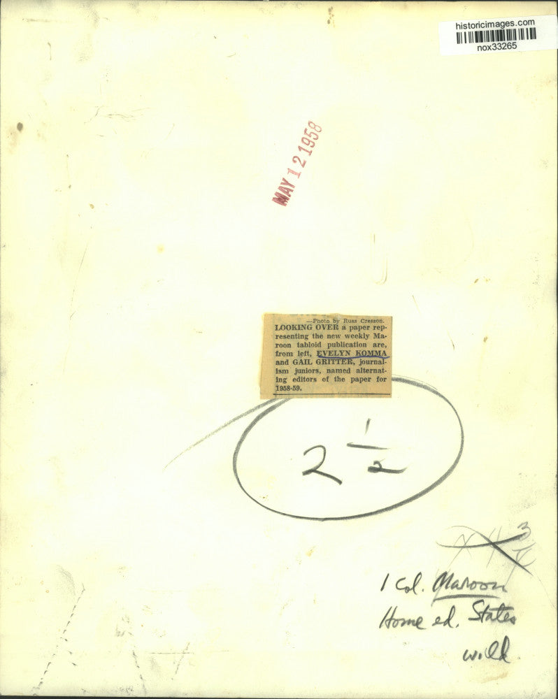 1958 Press Photo Evelyn Komma and Gail Gritter look over Maroon tabloid.