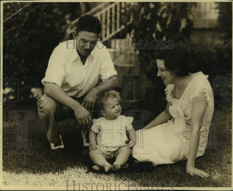 Load image into Gallery viewer, 1933 Press Photo Mr. and Mrs. Melvin Ott and their daughter Lyn. - nox33289
