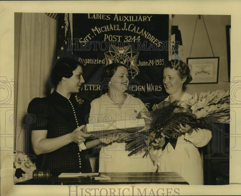 Load image into Gallery viewer, 1938 Press Photo Veterans of Foreign Wars Honor Mrs. Marian McBride - nox33328
