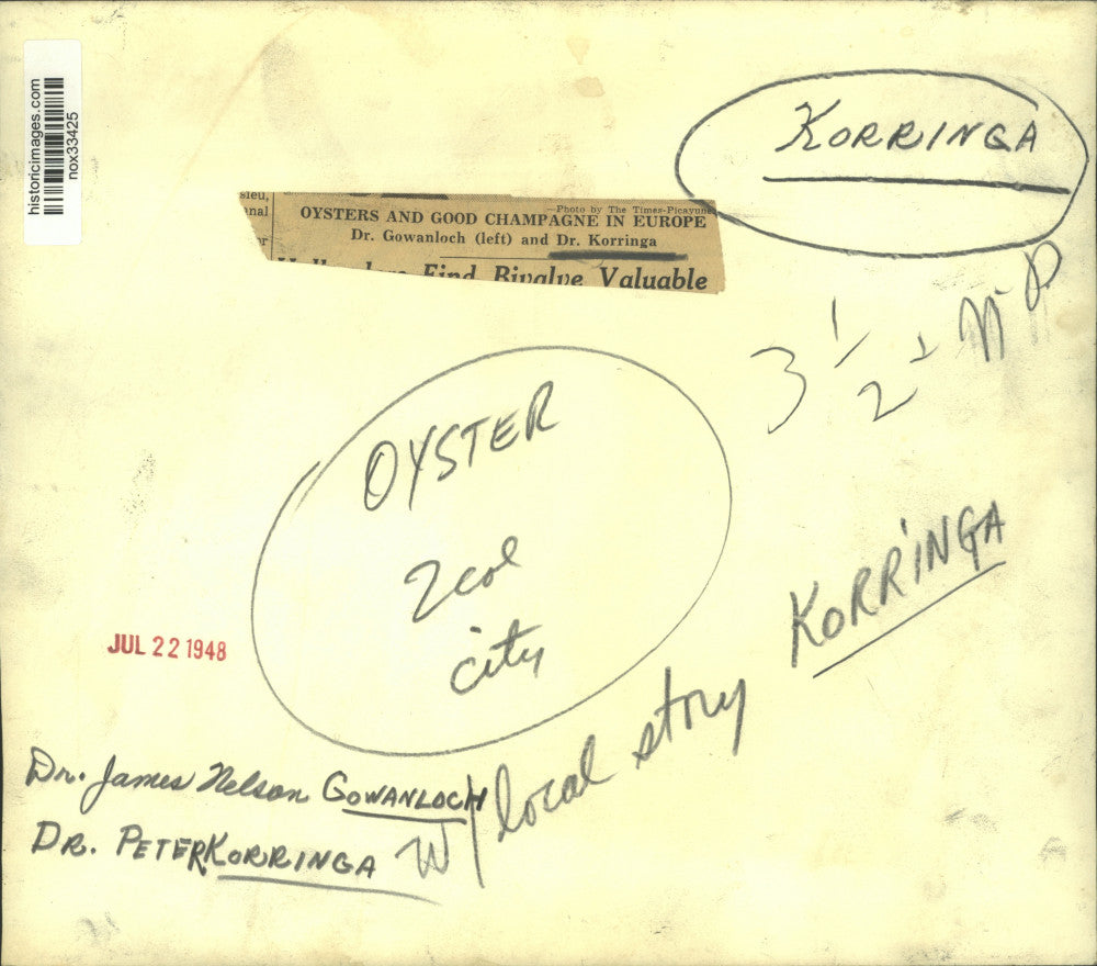 1948 Press Photo Marine Biologists Drs. Gowanloch & Korringa Study Oysters