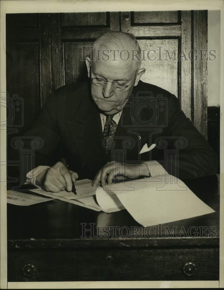 Load image into Gallery viewer, 1947 Press Photo Superior Judge Walter C. Hendrix - nox33496
