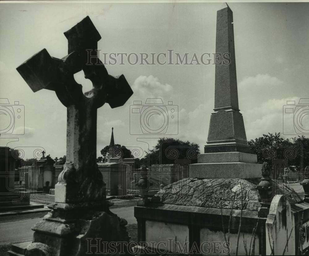 1977 Press Photo Bowman Tomb, Metairie Cemetery, Louisiana - nox33633- Historic Images