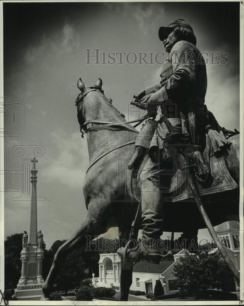 1973 Press Photo Statue of Albert Sydney Johnson in Metairie Cemetery, Louisiana