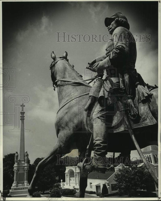 1973 Press Photo Statue of Albert Sydney Johnson in Metairie Cemetery, Louisiana