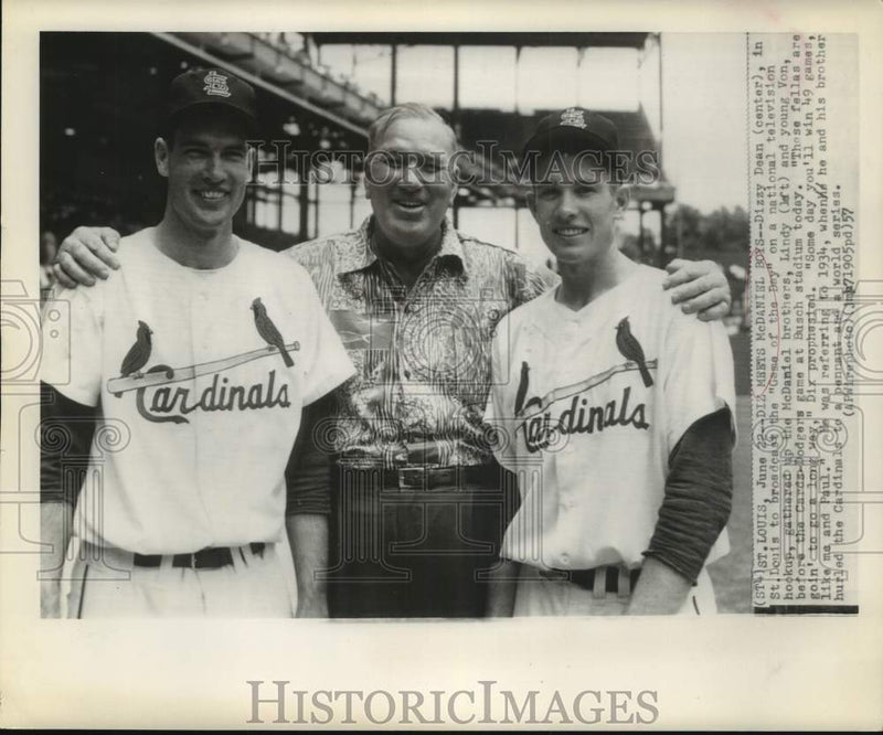 Load image into Gallery viewer, 1957 Press Photo Broadcaster Dizzy Dean &amp; Cardinals Baseball's McDaniel Brothers
