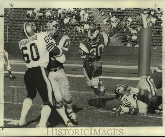 1976 Press Photo Los Angeles Rams & New Orleans Saints in Football Action