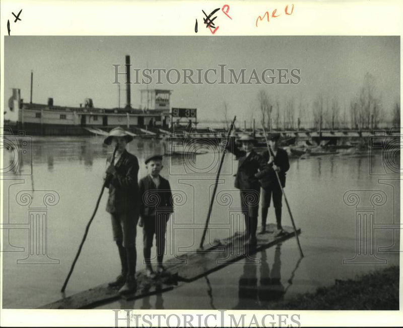 Load image into Gallery viewer, Press Photo Kids near Mississippi River Batture at Turn of Century - nox33986
