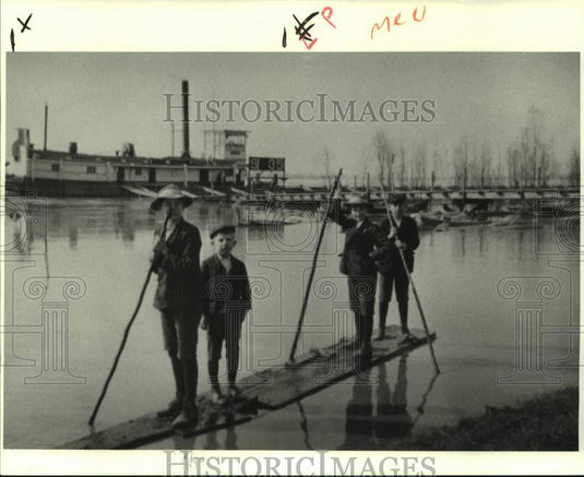 Press Photo Kids near Mississippi River Batture at Turn of Century - nox33986