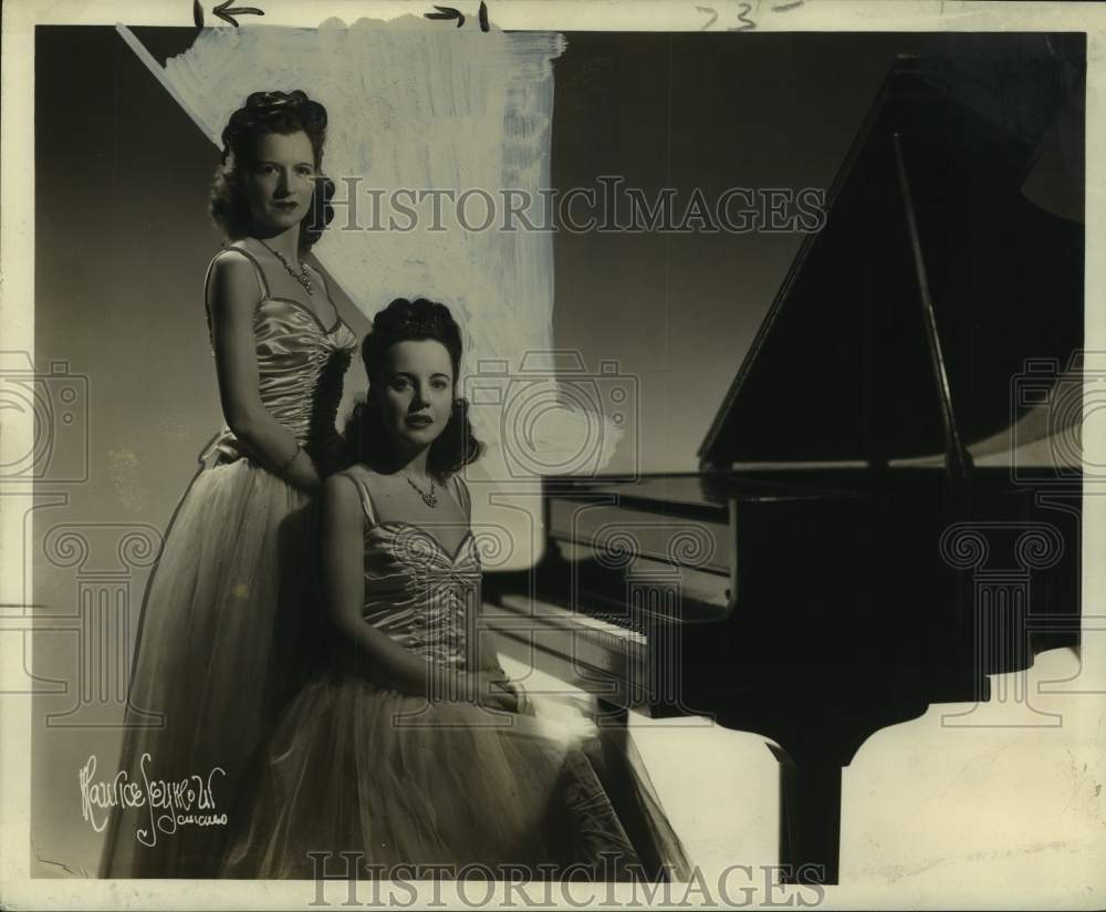 1950 Press Photo The Senaud Sisters musical duo pose for a promotional photo