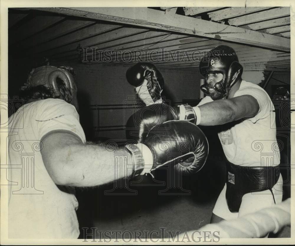 1974 Press Photo Boxer Ron Lyle fights an opponent in the ring - nox34027