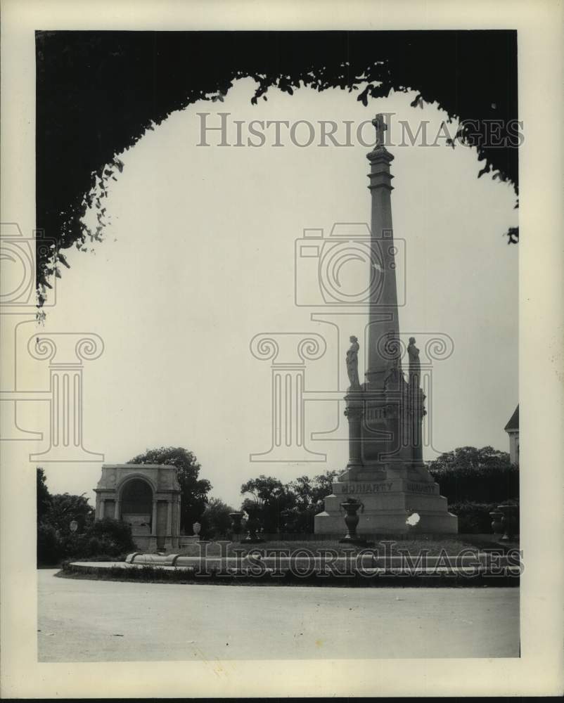 1947 Press Photo Moriarty monument seen through an archway at Metairie cemetery