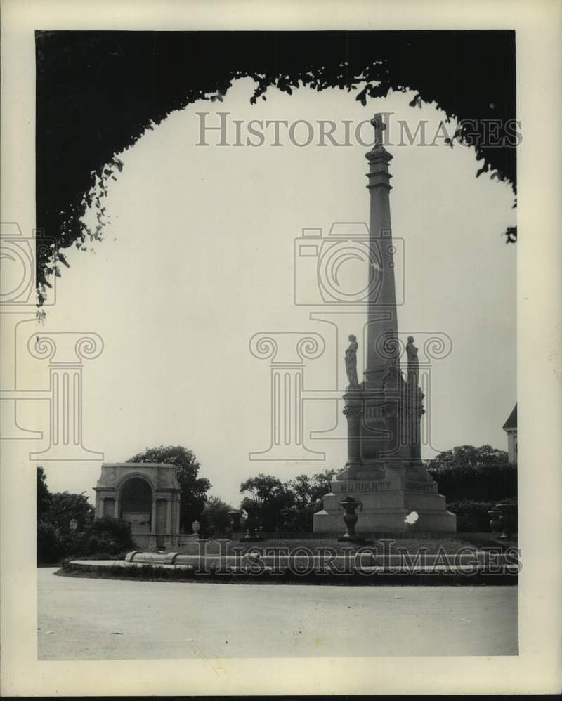 Load image into Gallery viewer, 1947 Press Photo Moriarty monument seen through an archway at Metairie cemetery
