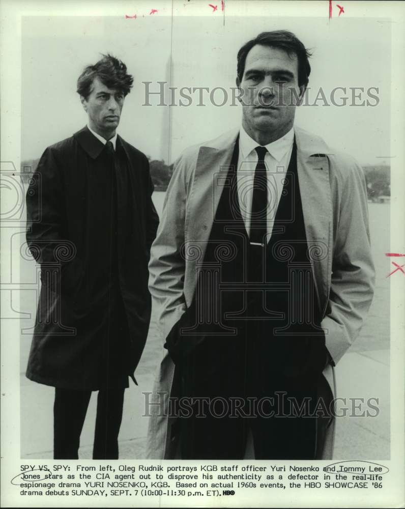 Load image into Gallery viewer, 1986 Press Photo Oleg Rudnik and Tommy Lee Jones in Yuri Nosenko, KGB.
