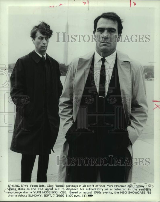 1986 Press Photo Oleg Rudnik and Tommy Lee Jones in Yuri Nosenko, KGB.