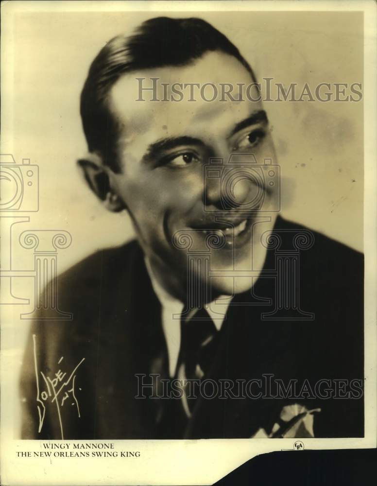 Load image into Gallery viewer, 1945 Press Photo Musician-Bandleader Wingy Manone - nox34346
