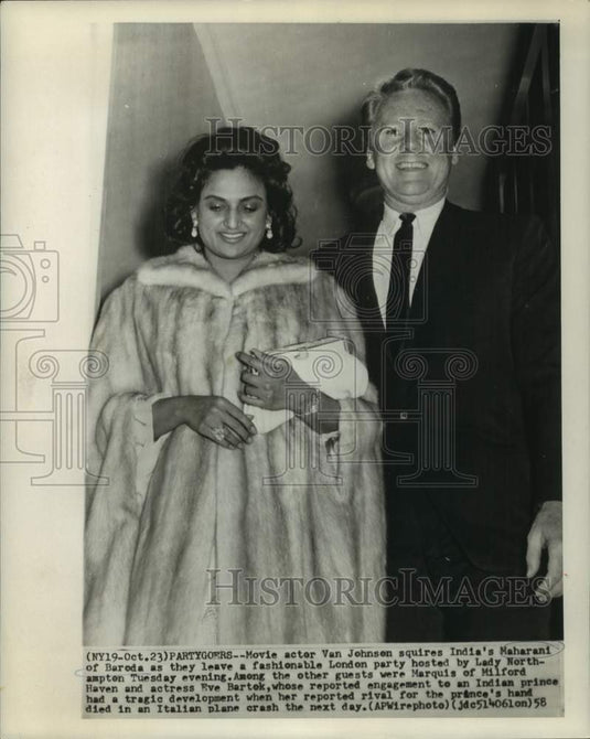 1958 Press Photo Van Johnson leaves a London party with Maharani of Baroda.