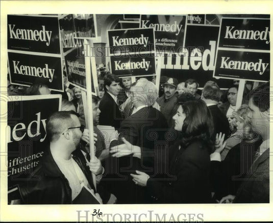 1994 Press Photo Wife of Senator Ted Kennedy on Campaigns with Him in Boston