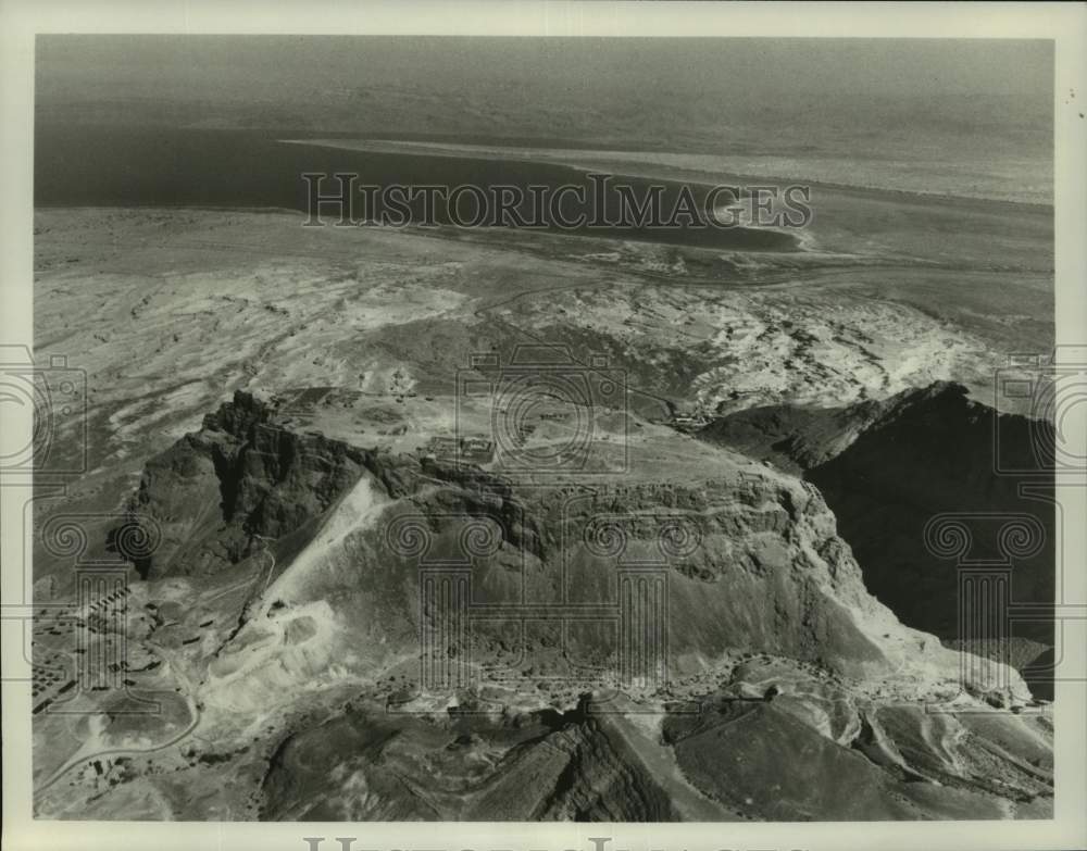 Press Photo The giant rock Masada, looms over the Dead Sea - nox34454