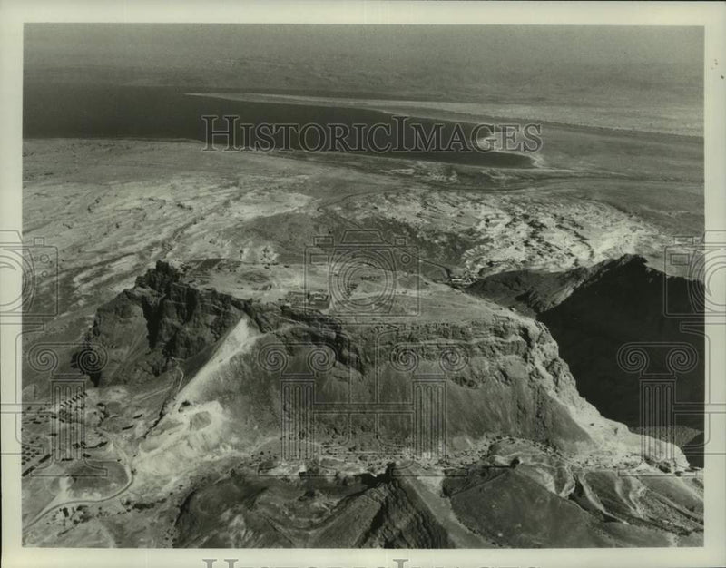 Load image into Gallery viewer, Press Photo The giant rock Masada, looms over the Dead Sea - nox34454

