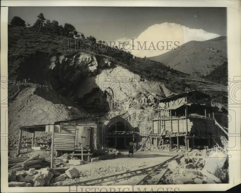 1946 Press Photo An Italian Alpine tunnel damaged by German mines is repaired