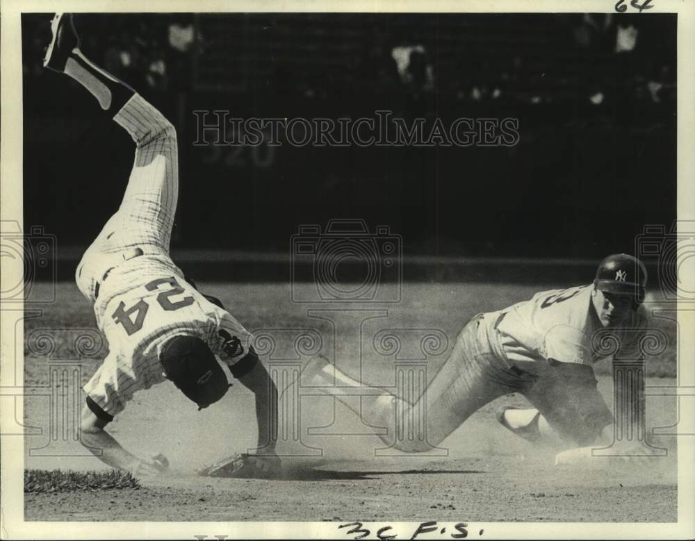 1972 Press Photo Cleveland second baseman Eddie Leon upended by Yankee&#39;s Ellis.- Historic Images