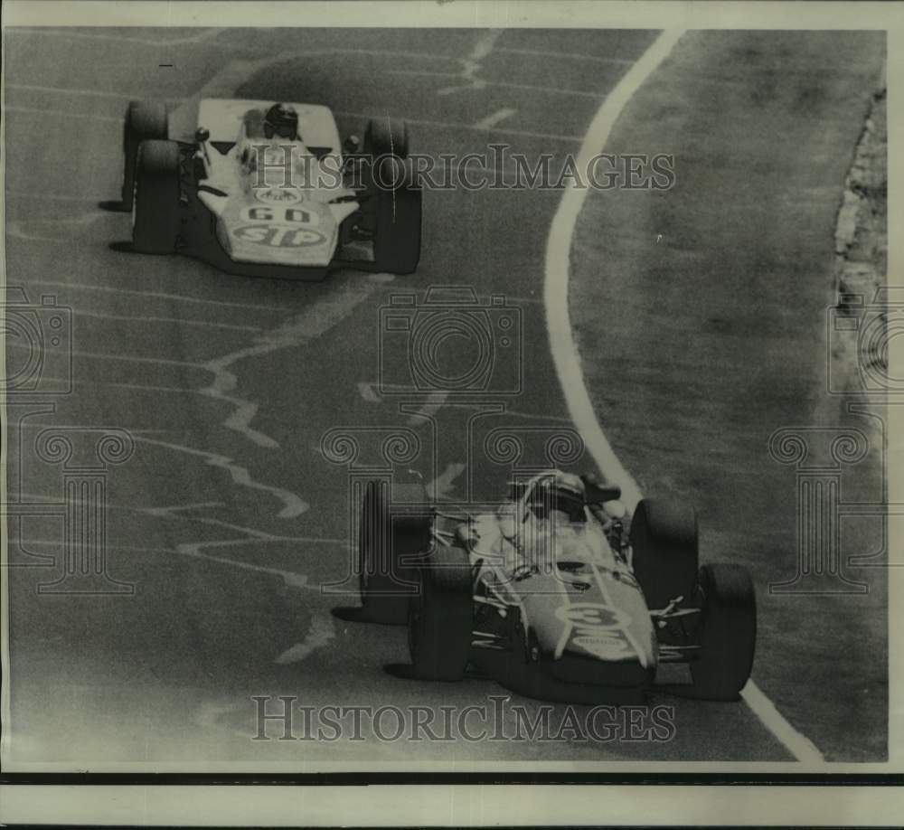 1968 Press Photo Bobby Unser in the lead followed by Joe Leonard at the half.