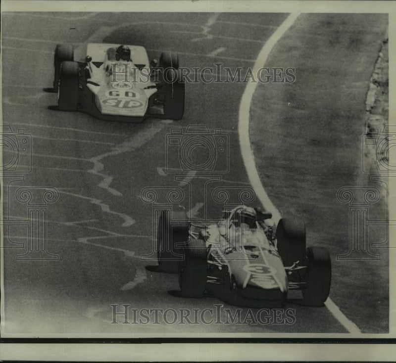 Load image into Gallery viewer, 1968 Press Photo Bobby Unser in the lead followed by Joe Leonard at the half.
