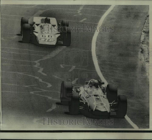 1968 Press Photo Bobby Unser in the lead followed by Joe Leonard at the half.