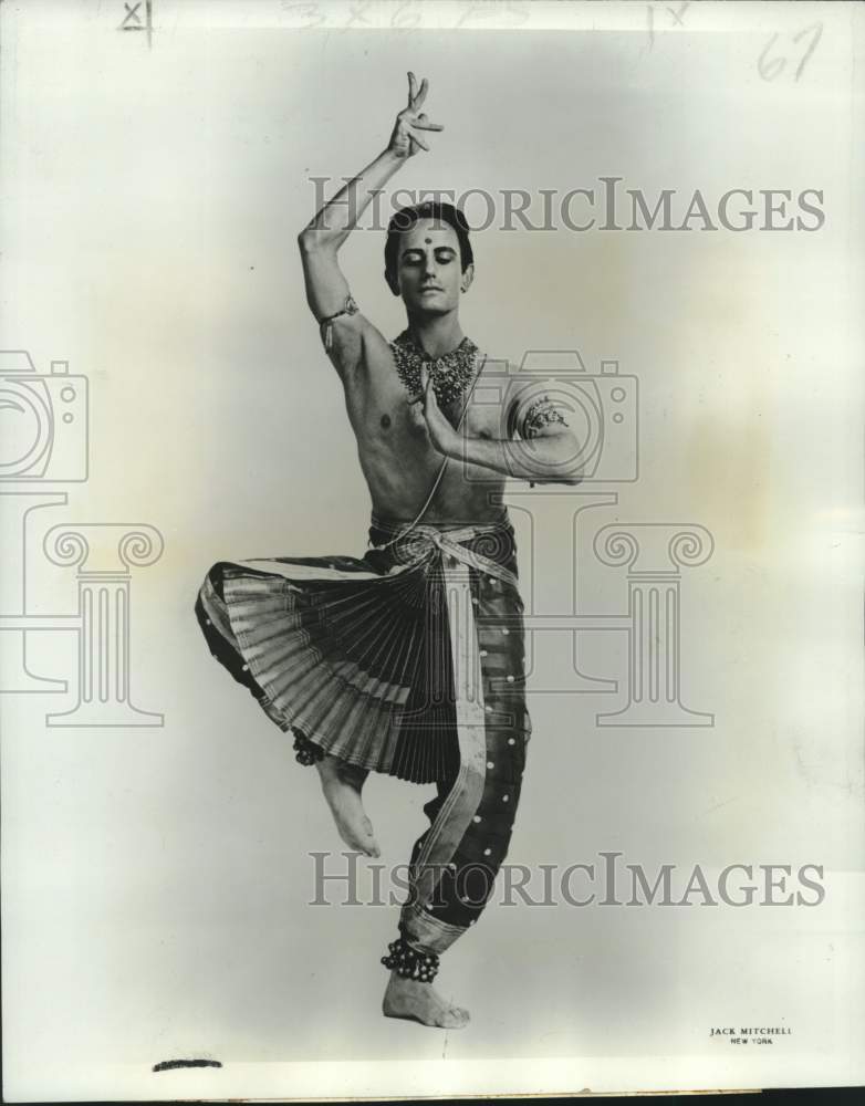 1976 Press Photo Ethnic dance teacher Matteo performs a Shiva Nataraja dance- Historic Images