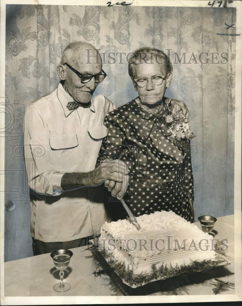 Load image into Gallery viewer, 1958 Press Photo Mr. &amp; Mrs. William Lowe Cut 60th Anniversary Cake - nox34786
