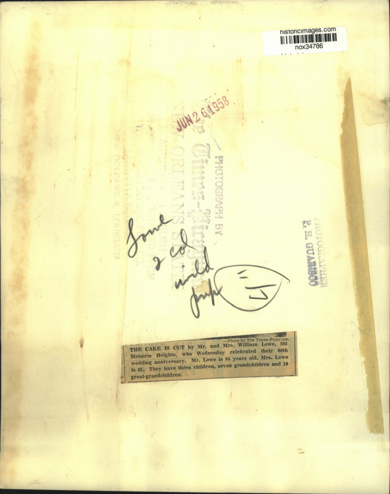 1958 Press Photo Mr. & Mrs. William Lowe Cut 60th Anniversary Cake - nox34786