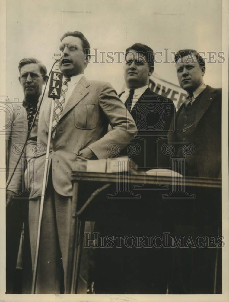Load image into Gallery viewer, 1937 Press Photo Speakers at U.A.W.A. mass meeting at Detroit. - nox35147
