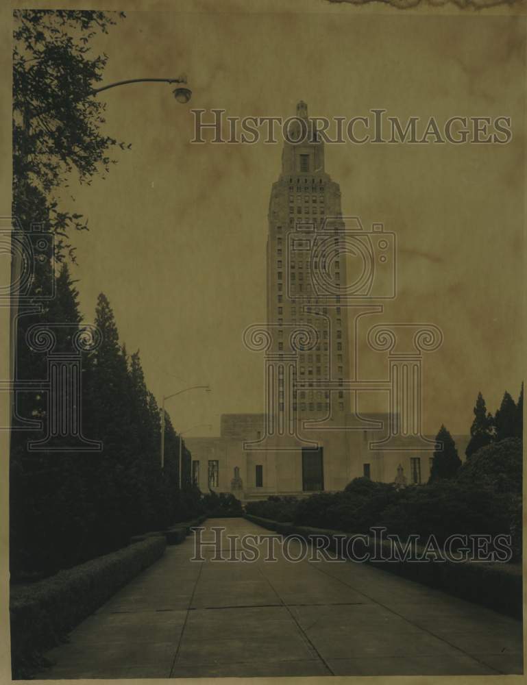 Load image into Gallery viewer, 1960 Press Photo Louisiana State Capitol. - nox35221
