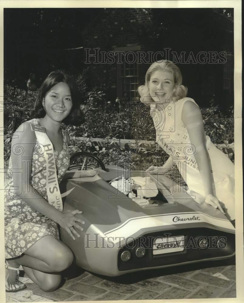 1970 Press Photo Junior Miss contestants Linda McQueen &amp; Marsha Heu. - nox35288