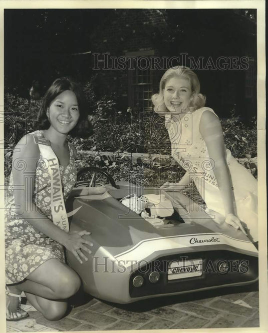 1970 Press Photo Junior Miss contestants Linda McQueen & Marsha Heu. - nox35288