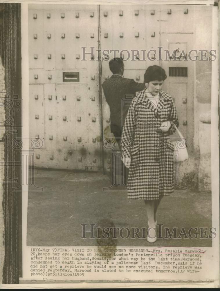 Load image into Gallery viewer, 1959 Press Photo Mrs. Rosalie Marwood leaving Pentonville prison, London.
