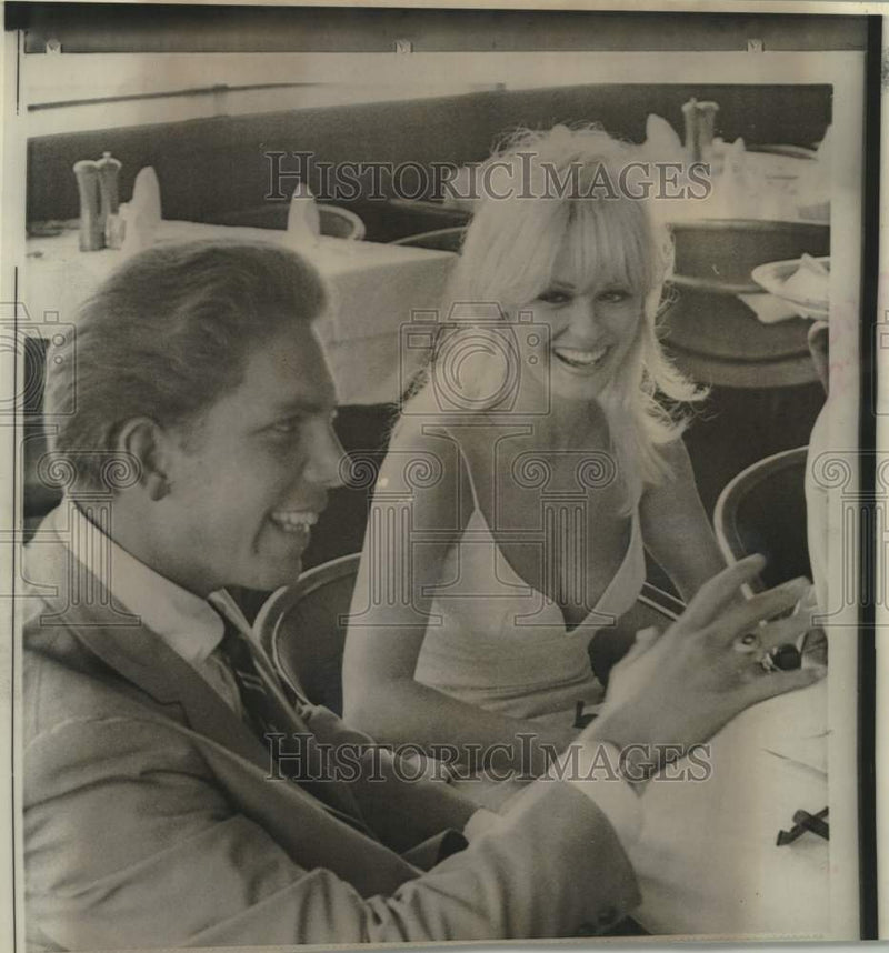 Load image into Gallery viewer, 1966 Press Photo Actor Mamie Van Doren with Baseballer Husband Lee Meyers
