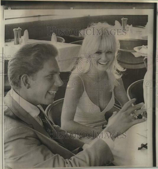 1966 Press Photo Actor Mamie Van Doren with Baseballer Husband Lee Meyers