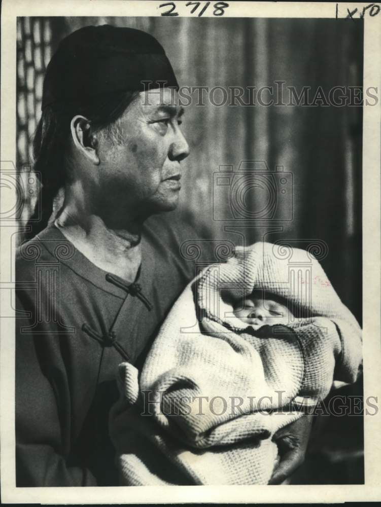 1979 Press Photo Keye Luke and a baby in &quot;How the West Was Won.&quot; - nox35429- Historic Images