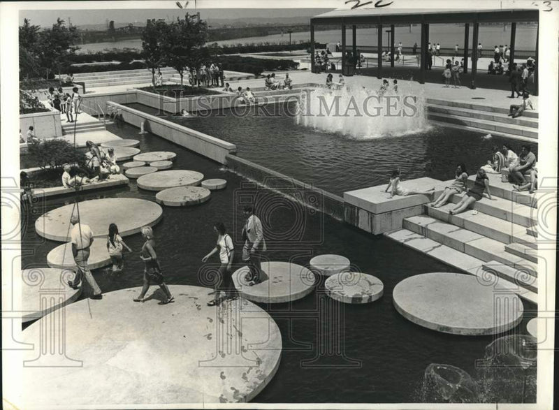 Load image into Gallery viewer, 1974 Press Photo New Riverfront Belvedere-Plaza, site of Summer of '74 events.
