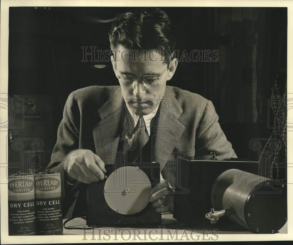 1939 Press Photo Westinghouse Engineer Dr. Gilbert D. McCann & Lightning Camera