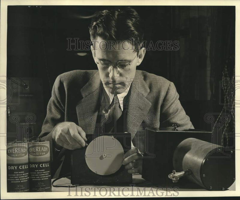 Load image into Gallery viewer, 1939 Press Photo Westinghouse Engineer Dr. Gilbert D. McCann &amp; Lightning Camera
