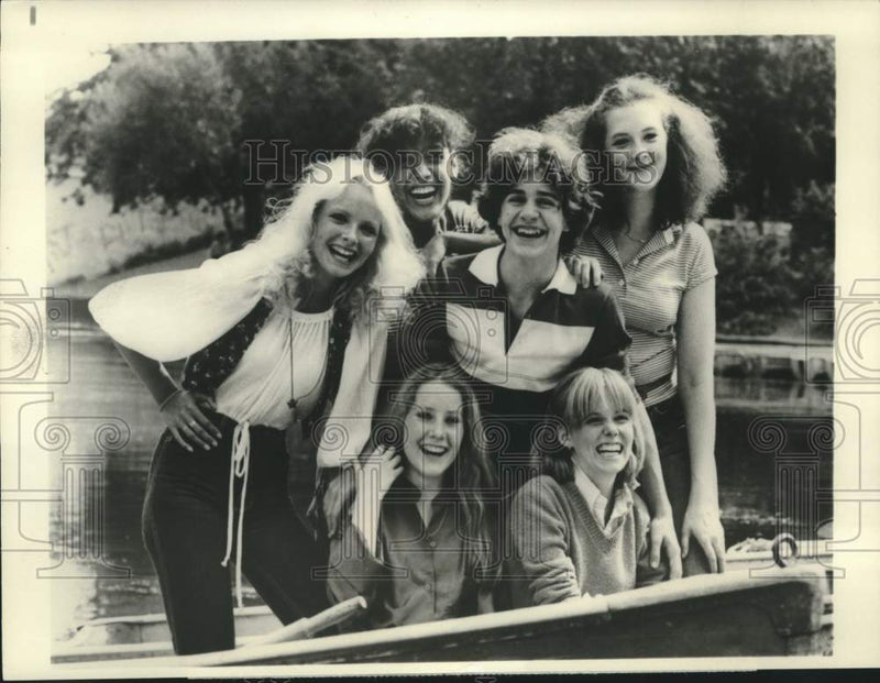 Load image into Gallery viewer, 1983 Press Photo Actor Chris Makepeace, Friends in "My Bodyguard" - nox35905
