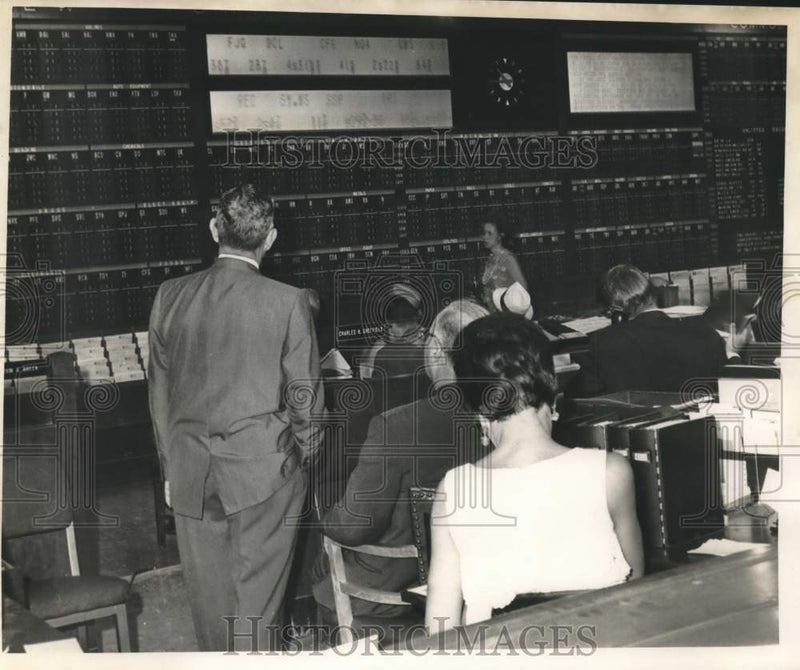 Load image into Gallery viewer, 1967 Press Photo Merrill Lynch, Pierce, Fenner, &amp; Smith Inc. New Orleans brokers
