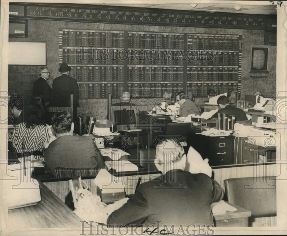 1970 Press Photo A mammoth electronic "scoreboard" in the offices of brokerage.