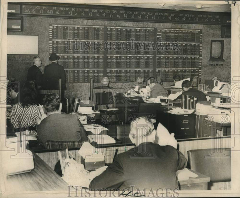 Load image into Gallery viewer, 1970 Press Photo A mammoth electronic "scoreboard" in the offices of brokerage.
