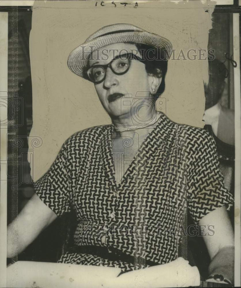 Load image into Gallery viewer, 1951 Press Photo Mrs. Hede Massing, former wife of bail-jumper Gerhart Eisler.
