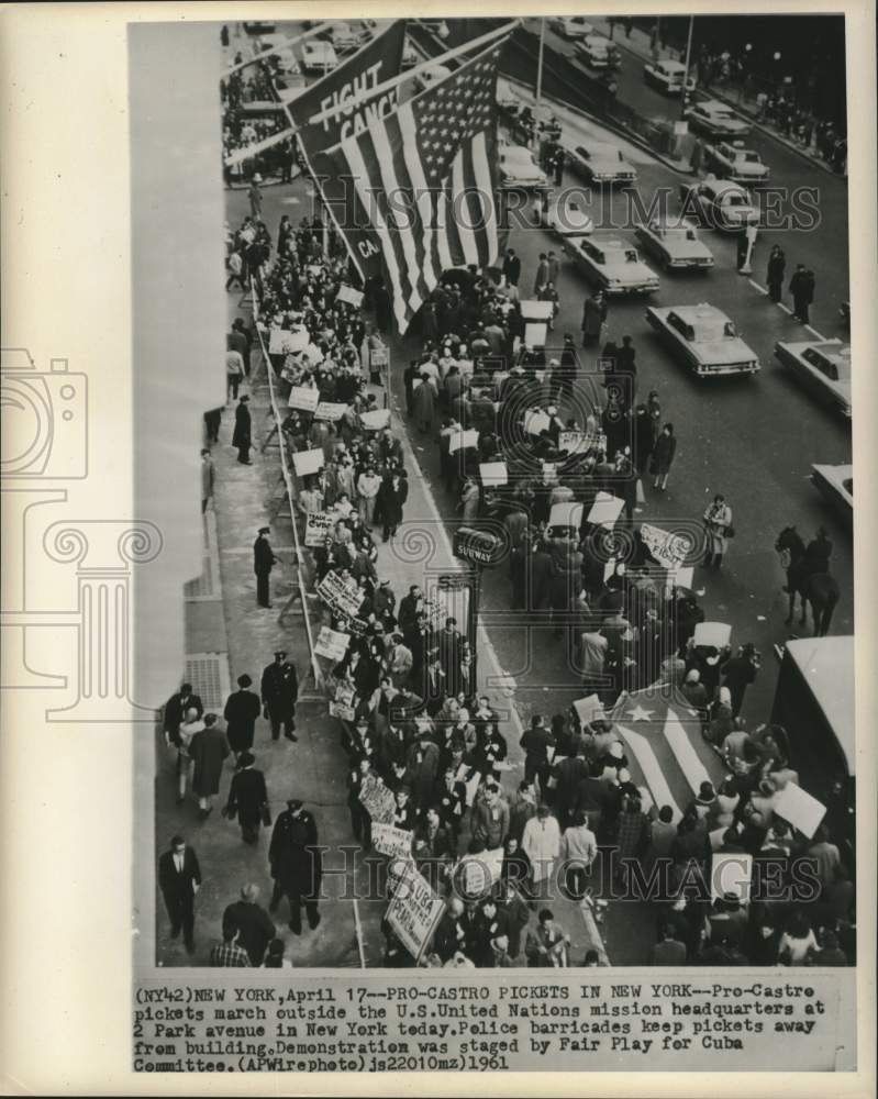 1961 Press Photo Pro-Castro Pickets at United Nations U.S. Mission, New York