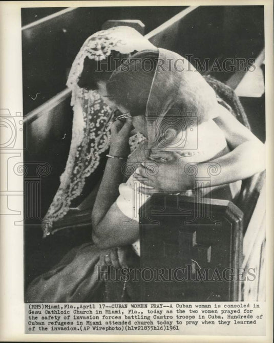 1961 Press Photo Anti-Castro Cuban Woman in Miami Church Consoled - nox36219
